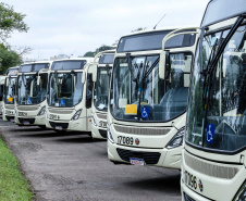 Importantes linhas que atendem o transporte coletivo de oito municípios da Região Metropolitana de Curitiba (RMC) ganharam 22 ônibus novos. Os veículos foram entregues pelo governador Carlos Massa Ratinho Junior, nesta quarta-feira (18), durante evento no Parque Barigui, em Curitiba.