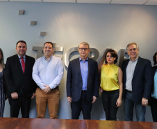 Cintia Thais D'avila Spader, advogada da Forrest Brasil; Wuilli Spader gerente administrativo da Forrest Brasil;  Rafael Rodrigues,diretor de Indústria e Inovação do Tecpar; Jorge Callado,diretor-presidente do Tecpar; Elaine Paldi, diretora executiva da Forrest Brasil; Lindolfo Luíz Júnior, diretor de Novos Negócios e Relações Institucionais do Tecpar;  Lisiane Castro, coordenadora do projeto, da Forrest Brasil. Foto: Tecpar