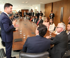 O governador Carlos Massa Ratinho Junior assinou nesta quarta-feira (18), no Palácio Iguaçu, dois projetos de lei amparados por sugestões da seccional paranaense da Ordem dos Advogados do Brasil (OAB-PR). Um deles propõe alterações na lei da advocacia dativa para reforçar a atenção social em favor das populações mais vulneráveis. O outro institui uma legislação estadual para os processos administrativos (aqueles entre os órgãos e seus servidores).Foto: Ari Dias/AEN