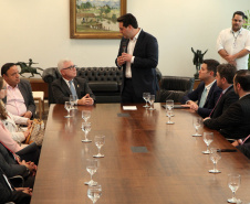 O governador Carlos Massa Ratinho Junior assinou nesta quarta-feira (18), no Palácio Iguaçu, dois projetos de lei amparados por sugestões da seccional paranaense da Ordem dos Advogados do Brasil (OAB-PR). Um deles propõe alterações na lei da advocacia dativa para reforçar a atenção social em favor das populações mais vulneráveis. O outro institui uma legislação estadual para os processos administrativos (aqueles entre os órgãos e seus servidores).Foto: Ari Dias/AEN