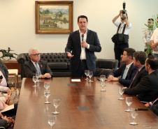 O governador Carlos Massa Ratinho Junior assinou nesta quarta-feira (18), no Palácio Iguaçu, dois projetos de lei amparados por sugestões da seccional paranaense da Ordem dos Advogados do Brasil (OAB-PR). Um deles propõe alterações na lei da advocacia dativa para reforçar a atenção social em favor das populações mais vulneráveis. O outro institui uma legislação estadual para os processos administrativos (aqueles entre os órgãos e seus servidores).Foto: Ari Dias/AEN