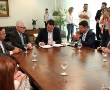 O governador Carlos Massa Ratinho Junior assinou nesta quarta-feira (18), no Palácio Iguaçu, dois projetos de lei amparados por sugestões da seccional paranaense da Ordem dos Advogados do Brasil (OAB-PR). Um deles propõe alterações na lei da advocacia dativa para reforçar a atenção social em favor das populações mais vulneráveis. O outro institui uma legislação estadual para os processos administrativos (aqueles entre os órgãos e seus servidores).Foto: Ari Dias/AEN