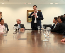 O governador Carlos Massa Ratinho Junior assinou nesta quarta-feira (18), no Palácio Iguaçu, dois projetos de lei amparados por sugestões da seccional paranaense da Ordem dos Advogados do Brasil (OAB-PR). Um deles propõe alterações na lei da advocacia dativa para reforçar a atenção social em favor das populações mais vulneráveis. O outro institui uma legislação estadual para os processos administrativos (aqueles entre os órgãos e seus servidores).Foto: Ari Dias/AEN