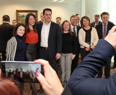 O governador Carlos Massa Ratinho Junior assinou nesta quarta-feira (18), no Palácio Iguaçu, dois projetos de lei amparados por sugestões da seccional paranaense da Ordem dos Advogados do Brasil (OAB-PR). Um deles propõe alterações na lei da advocacia dativa para reforçar a atenção social em favor das populações mais vulneráveis. O outro institui uma legislação estadual para os processos administrativos (aqueles entre os órgãos e seus servidores).Foto: Ari Dias/AEN