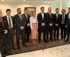 O governador Carlos Massa Ratinho Junior assinou nesta quarta-feira (18), no Palácio Iguaçu, dois projetos de lei amparados por sugestões da seccional paranaense da Ordem dos Advogados do Brasil (OAB-PR). Um deles propõe alterações na lei da advocacia dativa para reforçar a atenção social em favor das populações mais vulneráveis. O outro institui uma legislação estadual para os processos administrativos (aqueles entre os órgãos e seus servidores).Foto: Ari Dias/AEN
