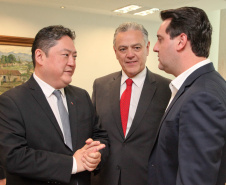 O governador Carlos Massa Ratinho Junior assinou nesta quarta-feira (18), no Palácio Iguaçu, dois projetos de lei amparados por sugestões da seccional paranaense da Ordem dos Advogados do Brasil (OAB-PR). Um deles propõe alterações na lei da advocacia dativa para reforçar a atenção social em favor das populações mais vulneráveis. O outro institui uma legislação estadual para os processos administrativos (aqueles entre os órgãos e seus servidores).Foto: Ari Dias/AEN