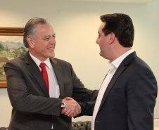 O governador Carlos Massa Ratinho Junior assinou nesta quarta-feira (18), no Palácio Iguaçu, dois projetos de lei amparados por sugestões da seccional paranaense da Ordem dos Advogados do Brasil (OAB-PR). Um deles propõe alterações na lei da advocacia dativa para reforçar a atenção social em favor das populações mais vulneráveis. O outro institui uma legislação estadual para os processos administrativos (aqueles entre os órgãos e seus servidores).Foto: Ari Dias/AEN