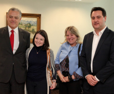 O governador Carlos Massa Ratinho Junior assinou nesta quarta-feira (18), no Palácio Iguaçu, dois projetos de lei amparados por sugestões da seccional paranaense da Ordem dos Advogados do Brasil (OAB-PR). Um deles propõe alterações na lei da advocacia dativa para reforçar a atenção social em favor das populações mais vulneráveis. O outro institui uma legislação estadual para os processos administrativos (aqueles entre os órgãos e seus servidores).Foto: Ari Dias/AEN