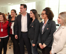 O governador Carlos Massa Ratinho Junior assinou nesta quarta-feira (18), no Palácio Iguaçu, dois projetos de lei amparados por sugestões da seccional paranaense da Ordem dos Advogados do Brasil (OAB-PR). Um deles propõe alterações na lei da advocacia dativa para reforçar a atenção social em favor das populações mais vulneráveis. O outro institui uma legislação estadual para os processos administrativos (aqueles entre os órgãos e seus servidores).Foto: Ari Dias/AEN