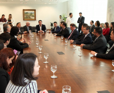 O governador Carlos Massa Ratinho Junior assinou nesta quarta-feira (18), no Palácio Iguaçu, dois projetos de lei amparados por sugestões da seccional paranaense da Ordem dos Advogados do Brasil (OAB-PR). Um deles propõe alterações na lei da advocacia dativa para reforçar a atenção social em favor das populações mais vulneráveis. O outro institui uma legislação estadual para os processos administrativos (aqueles entre os órgãos e seus servidores).Foto: Ari Dias/AEN