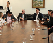 O governador Carlos Massa Ratinho Junior assinou nesta quarta-feira (18), no Palácio Iguaçu, dois projetos de lei amparados por sugestões da seccional paranaense da Ordem dos Advogados do Brasil (OAB-PR). Um deles propõe alterações na lei da advocacia dativa para reforçar a atenção social em favor das populações mais vulneráveis. O outro institui uma legislação estadual para os processos administrativos (aqueles entre os órgãos e seus servidores).Foto: Ari Dias/AEN