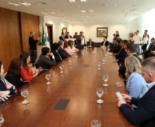 O governador Carlos Massa Ratinho Junior assinou nesta quarta-feira (18), no Palácio Iguaçu, dois projetos de lei amparados por sugestões da seccional paranaense da Ordem dos Advogados do Brasil (OAB-PR). Um deles propõe alterações na lei da advocacia dativa para reforçar a atenção social em favor das populações mais vulneráveis. O outro institui uma legislação estadual para os processos administrativos (aqueles entre os órgãos e seus servidores).Foto: Ari Dias/AEN