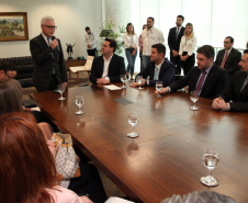O governador Carlos Massa Ratinho Junior assinou nesta quarta-feira (18), no Palácio Iguaçu, dois projetos de lei amparados por sugestões da seccional paranaense da Ordem dos Advogados do Brasil (OAB-PR). Um deles propõe alterações na lei da advocacia dativa para reforçar a atenção social em favor das populações mais vulneráveis. O outro institui uma legislação estadual para os processos administrativos (aqueles entre os órgãos e seus servidores).Foto: Ari Dias/AEN