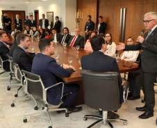 O governador Carlos Massa Ratinho Junior assinou nesta quarta-feira (18), no Palácio Iguaçu, dois projetos de lei amparados por sugestões da seccional paranaense da Ordem dos Advogados do Brasil (OAB-PR). Um deles propõe alterações na lei da advocacia dativa para reforçar a atenção social em favor das populações mais vulneráveis. O outro institui uma legislação estadual para os processos administrativos (aqueles entre os órgãos e seus servidores).Foto: Ari Dias/AEN
