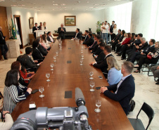 O governador Carlos Massa Ratinho Junior assinou nesta quarta-feira (18), no Palácio Iguaçu, dois projetos de lei amparados por sugestões da seccional paranaense da Ordem dos Advogados do Brasil (OAB-PR). Um deles propõe alterações na lei da advocacia dativa para reforçar a atenção social em favor das populações mais vulneráveis. O outro institui uma legislação estadual para os processos administrativos (aqueles entre os órgãos e seus servidores).Foto: Ari Dias/AEN
