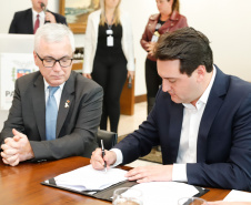 O governador Carlos Massa Ratinho Junior assinou nesta quarta-feira (18), no Palácio Iguaçu, dois projetos de lei amparados por sugestões da seccional paranaense da Ordem dos Advogados do Brasil (OAB-PR). Um deles propõe alterações na lei da advocacia dativa para reforçar a atenção social em favor das populações mais vulneráveis. O outro institui uma legislação estadual para os processos administrativos (aqueles entre os órgãos e seus servidores).
