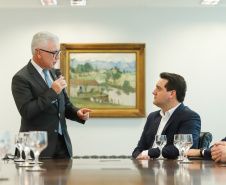 O governador Carlos Massa Ratinho Junior assinou nesta quarta-feira (18), no Palácio Iguaçu, dois projetos de lei amparados por sugestões da seccional paranaense da Ordem dos Advogados do Brasil (OAB-PR). Um deles propõe alterações na lei da advocacia dativa para reforçar a atenção social em favor das populações mais vulneráveis. O outro institui uma legislação estadual para os processos administrativos (aqueles entre os órgãos e seus servidores).