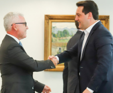 O governador Carlos Massa Ratinho Junior assinou nesta quarta-feira (18), no Palácio Iguaçu, dois projetos de lei amparados por sugestões da seccional paranaense da Ordem dos Advogados do Brasil (OAB-PR). Um deles propõe alterações na lei da advocacia dativa para reforçar a atenção social em favor das populações mais vulneráveis. O outro institui uma legislação estadual para os processos administrativos (aqueles entre os órgãos e seus servidores).