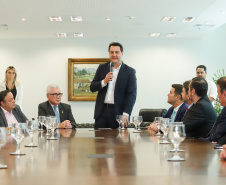 O governador Carlos Massa Ratinho Junior assinou nesta quarta-feira (18), no Palácio Iguaçu, dois projetos de lei amparados por sugestões da seccional paranaense da Ordem dos Advogados do Brasil (OAB-PR). Um deles propõe alterações na lei da advocacia dativa para reforçar a atenção social em favor das populações mais vulneráveis. O outro institui uma legislação estadual para os processos administrativos (aqueles entre os órgãos e seus servidores).