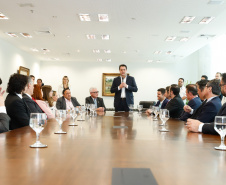 O governador Carlos Massa Ratinho Junior assinou nesta quarta-feira (18), no Palácio Iguaçu, dois projetos de lei amparados por sugestões da seccional paranaense da Ordem dos Advogados do Brasil (OAB-PR). Um deles propõe alterações na lei da advocacia dativa para reforçar a atenção social em favor das populações mais vulneráveis. O outro institui uma legislação estadual para os processos administrativos (aqueles entre os órgãos e seus servidores).
