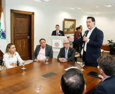 O governador Carlos Massa Ratinho Junior assinou nesta quarta-feira (18), no Palácio Iguaçu, dois projetos de lei amparados por sugestões da seccional paranaense da Ordem dos Advogados do Brasil (OAB-PR). Um deles propõe alterações na lei da advocacia dativa para reforçar a atenção social em favor das populações mais vulneráveis. O outro institui uma legislação estadual para os processos administrativos (aqueles entre os órgãos e seus servidores).