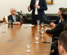 O governador Carlos Massa Ratinho Junior assinou nesta quarta-feira (18), no Palácio Iguaçu, dois projetos de lei amparados por sugestões da seccional paranaense da Ordem dos Advogados do Brasil (OAB-PR). Um deles propõe alterações na lei da advocacia dativa para reforçar a atenção social em favor das populações mais vulneráveis. O outro institui uma legislação estadual para os processos administrativos (aqueles entre os órgãos e seus servidores).