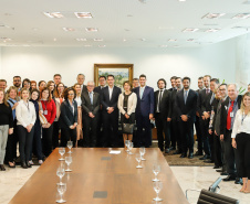 O governador Carlos Massa Ratinho Junior assinou nesta quarta-feira (18), no Palácio Iguaçu, dois projetos de lei amparados por sugestões da seccional paranaense da Ordem dos Advogados do Brasil (OAB-PR). Um deles propõe alterações na lei da advocacia dativa para reforçar a atenção social em favor das populações mais vulneráveis. O outro institui uma legislação estadual para os processos administrativos (aqueles entre os órgãos e seus servidores).