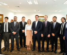 O governador Carlos Massa Ratinho Junior assinou nesta quarta-feira (18), no Palácio Iguaçu, dois projetos de lei amparados por sugestões da seccional paranaense da Ordem dos Advogados do Brasil (OAB-PR). Um deles propõe alterações na lei da advocacia dativa para reforçar a atenção social em favor das populações mais vulneráveis. O outro institui uma legislação estadual para os processos administrativos (aqueles entre os órgãos e seus servidores).