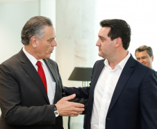 O governador Carlos Massa Ratinho Junior assinou nesta quarta-feira (18), no Palácio Iguaçu, dois projetos de lei amparados por sugestões da seccional paranaense da Ordem dos Advogados do Brasil (OAB-PR). Um deles propõe alterações na lei da advocacia dativa para reforçar a atenção social em favor das populações mais vulneráveis. O outro institui uma legislação estadual para os processos administrativos (aqueles entre os órgãos e seus servidores).