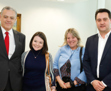 O governador Carlos Massa Ratinho Junior assinou nesta quarta-feira (18), no Palácio Iguaçu, dois projetos de lei amparados por sugestões da seccional paranaense da Ordem dos Advogados do Brasil (OAB-PR). Um deles propõe alterações na lei da advocacia dativa para reforçar a atenção social em favor das populações mais vulneráveis. O outro institui uma legislação estadual para os processos administrativos (aqueles entre os órgãos e seus servidores).