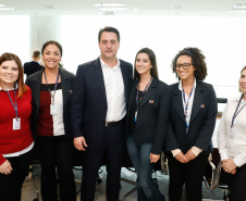 O governador Carlos Massa Ratinho Junior assinou nesta quarta-feira (18), no Palácio Iguaçu, dois projetos de lei amparados por sugestões da seccional paranaense da Ordem dos Advogados do Brasil (OAB-PR). Um deles propõe alterações na lei da advocacia dativa para reforçar a atenção social em favor das populações mais vulneráveis. O outro institui uma legislação estadual para os processos administrativos (aqueles entre os órgãos e seus servidores).