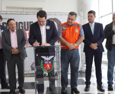 O governador Carlos Massa Ratinho Junior afirmou nesta quarta-feira (18) que o Paraná está em guerra contra a dengue. Ele convocou a população a colaborar no combate ao mosquito transmissor da doença para evitar o risco de uma grande epidemia no Estado. Em encontro no Palácio Iguaçu, o governador assinou decreto que instituiu o Comitê lntersetorial de Controle da Dengue no Paraná. Foto: Arnaldo Alves/AEN
