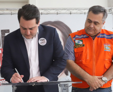 O governador Carlos Massa Ratinho Junior afirmou nesta quarta-feira (18) que o Paraná está em guerra contra a dengue. Ele convocou a população a colaborar no combate ao mosquito transmissor da doença para evitar o risco de uma grande epidemia no Estado. Em encontro no Palácio Iguaçu, o governador assinou decreto que instituiu o Comitê lntersetorial de Controle da Dengue no Paraná. Foto: Arnaldo Alves/AEN