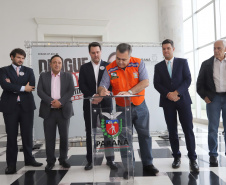 O governador Carlos Massa Ratinho Junior afirmou nesta quarta-feira (18) que o Paraná está em guerra contra a dengue. Ele convocou a população a colaborar no combate ao mosquito transmissor da doença para evitar o risco de uma grande epidemia no Estado. Em encontro no Palácio Iguaçu, o governador assinou decreto que instituiu o Comitê lntersetorial de Controle da Dengue no Paraná. Foto: Arnaldo Alves/AEN
