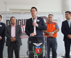 O governador Carlos Massa Ratinho Junior afirmou nesta quarta-feira (18) que o Paraná está em guerra contra a dengue. Ele convocou a população a colaborar no combate ao mosquito transmissor da doença para evitar o risco de uma grande epidemia no Estado. Em encontro no Palácio Iguaçu, o governador assinou decreto que instituiu o Comitê lntersetorial de Controle da Dengue no Paraná. Foto: Arnaldo Alves/AEN