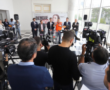 O governador Carlos Massa Ratinho Junior afirmou nesta quarta-feira (18) que o Paraná está em guerra contra a dengue. Ele convocou a população a colaborar no combate ao mosquito transmissor da doença para evitar o risco de uma grande epidemia no Estado. Em encontro no Palácio Iguaçu, o governador assinou decreto que instituiu o Comitê lntersetorial de Controle da Dengue no Paraná. Foto: Arnaldo Alves/AEN