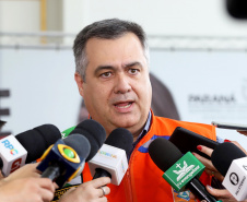 O governador Carlos Massa Ratinho Junior afirmou nesta quarta-feira (18) que o Paraná está em guerra contra a dengue. Ele convocou a população a colaborar no combate ao mosquito transmissor da doença para evitar o risco de uma grande epidemia no Estado. Em encontro no Palácio Iguaçu, o governador assinou decreto que instituiu o Comitê lntersetorial de Controle da Dengue no Paraná. Foto: Arnaldo Alves/AEN