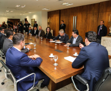 O Governador Carlos Massa Ratinho Junior assina nesta quarta-feira (18),  no Palácio Iguaçu, em Curitiba, junto a União o termo de renovação da cessão da residência oficial de veraneio do Executivo estadual para a implantação da Escola do Mar.  Curitiba, 18/12/2019 - Foto: Geraldo Bubniak/AEN