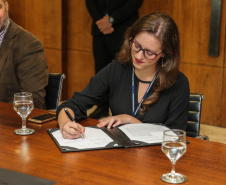 O Governador Carlos Massa Ratinho Junior assina nesta quarta-feira (18),  no Palácio Iguaçu, em Curitiba, junto a União o termo de renovação da cessão da residência oficial de veraneio do Executivo estadual para a implantação da Escola do Mar.  Curitiba, 18/12/2019 - Foto: Geraldo Bubniak/AEN