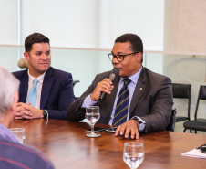 O Governador Carlos Massa Ratinho Junior assina nesta quarta-feira (18),  no Palácio Iguaçu, em Curitiba, junto a União o termo de renovação da cessão da residência oficial de veraneio do Executivo estadual para a implantação da Escola do Mar.  Curitiba, 18/12/2019 - Foto: Geraldo Bubniak/AEN