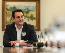 O Governador Carlos Massa Ratinho Junior assina nesta quarta-feira (18),  no Palácio Iguaçu, em Curitiba, junto a União o termo de renovação da cessão da residência oficial de veraneio do Executivo estadual para a implantação da Escola do Mar.  Curitiba, 18/12/2019 - Foto: Geraldo Bubniak/AEN