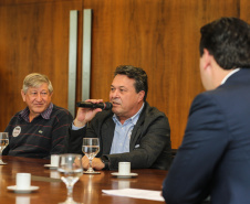 O Governador Carlos Massa Ratinho Junior assina nesta quarta-feira (18),  no Palácio Iguaçu, em Curitiba, junto a União o termo de renovação da cessão da residência oficial de veraneio do Executivo estadual para a implantação da Escola do Mar.  Curitiba, 18/12/2019 - Foto: Geraldo Bubniak/AEN