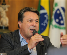 O Governador Carlos Massa Ratinho Junior assina nesta quarta-feira (18),  no Palácio Iguaçu, em Curitiba, junto a União o termo de renovação da cessão da residência oficial de veraneio do Executivo estadual para a implantação da Escola do Mar.  Curitiba, 18/12/2019 - Foto: Geraldo Bubniak/AEN