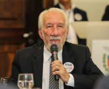 O Governador Carlos Massa Ratinho Junior assina nesta quarta-feira (18),  no Palácio Iguaçu, em Curitiba, junto a União o termo de renovação da cessão da residência oficial de veraneio do Executivo estadual para a implantação da Escola do Mar.  Curitiba, 18/12/2019 - Foto: Geraldo Bubniak/AEN