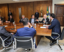 O Governador Carlos Massa Ratinho Junior assina nesta quarta-feira (18),  no Palácio Iguaçu, em Curitiba, junto a União o termo de renovação da cessão da residência oficial de veraneio do Executivo estadual para a implantação da Escola do Mar.  Curitiba, 18/12/2019 - Foto: Geraldo Bubniak/AEN