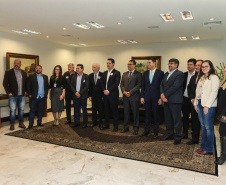 O Governador Carlos Massa Ratinho Junior assina nesta quarta-feira (18),  no Palácio Iguaçu, em Curitiba, junto a União o termo de renovação da cessão da residência oficial de veraneio do Executivo estadual para a implantação da Escola do Mar.  Curitiba, 18/12/2019 - Foto: Geraldo Bubniak/AEN