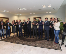 O Governador Carlos Massa Ratinho Junior assina nesta quarta-feira (18),  no Palácio Iguaçu, em Curitiba, junto a União o termo de renovação da cessão da residência oficial de veraneio do Executivo estadual para a implantação da Escola do Mar.  Curitiba, 18/12/2019 - Foto: Geraldo Bubniak/AEN