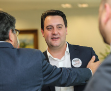 O Governador Carlos Massa Ratinho Junior assina nesta quarta-feira (18),  no Palácio Iguaçu, em Curitiba, junto a União o termo de renovação da cessão da residência oficial de veraneio do Executivo estadual para a implantação da Escola do Mar.  Curitiba, 18/12/2019 - Foto: Geraldo Bubniak/AEN