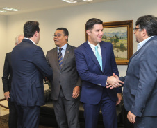 O Governador Carlos Massa Ratinho Junior assina nesta quarta-feira (18),  no Palácio Iguaçu, em Curitiba, junto a União o termo de renovação da cessão da residência oficial de veraneio do Executivo estadual para a implantação da Escola do Mar.  Curitiba, 18/12/2019 - Foto: Geraldo Bubniak/AEN