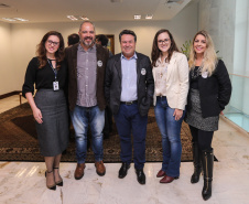 O Governador Carlos Massa Ratinho Junior assina nesta quarta-feira (18),  no Palácio Iguaçu, em Curitiba, junto a União o termo de renovação da cessão da residência oficial de veraneio do Executivo estadual para a implantação da Escola do Mar.  Curitiba, 18/12/2019 - Foto: Geraldo Bubniak/AEN